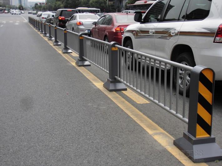 道路护栏厂家